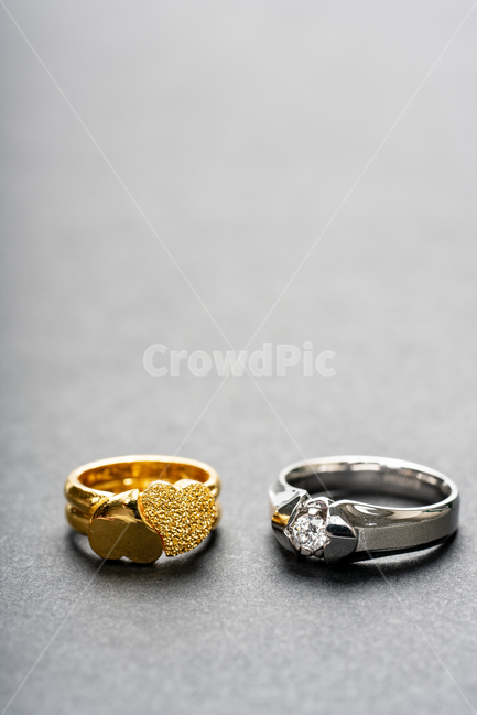 결혼,예식,예물,신랑,신부,약속,비싼,귀한,빛나는,반짝거리는,귀금속,보석,불변,세공,사물,물건,접사,쥬얼리,사치,반사,금,반지,광산,금속,다이아몬드,백금,금광,연인,커플,사랑,lover,couple,사물,물건,오브젝트,thing,object,matter