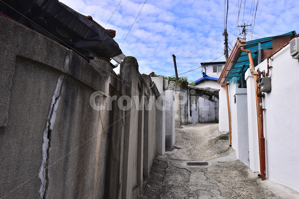 골목풍경,달동네,건축물,주택,주거지,집,외곽지대,재개발,house,부동산,변두리,골목길,poorhillsidevillage,village,빈민촌,하우스,마을,풍경,빈민가,산동네,낡은,건물,좁은길,전신주,전봇대,전선,뭉게구름,하늘,통로