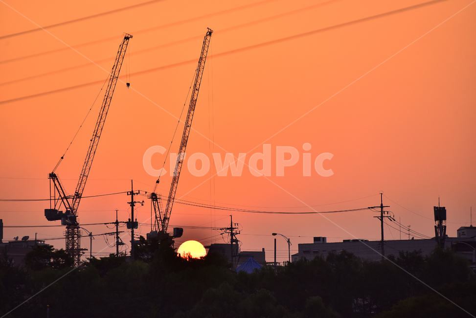 산업,타워크레인,크레인,공사,건설크레인,constructioncrane,construction,일몰,석양,태양,해,실루엣,silhouette,sunset,건설업,현장,건설현장,공사장,철골,구조물,sunlight,해질녘,전선,해질무렵,노을,오렌지색,배경,바탕,백그라운드,background,풍경