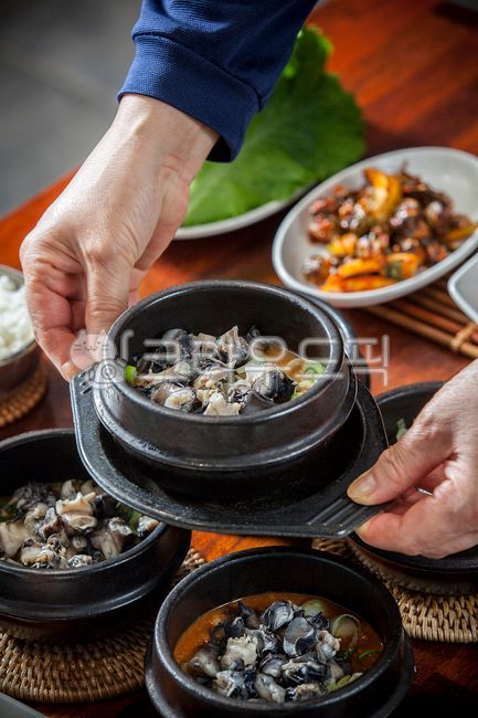 우렁이,국내산우렁이,우렁쌈밥,우렁이쌈밥,우렁쌈장,우렁이쌈장,우렁덕장,우렁이덕장,논우렁,우렁된장,우렁이된장,우렁이된장찌게,우렁청국장,우렁이청국장,콩요리,콩,우렁이살,우렁살,맛집,건강식,영양식,한식,한정식,된장찌게,식사,food,음식,접시,그릇,뚝배기,접시받침,냄비받침,라탄,라탄받침,트레이,라탄트레이,수저받침,전통음식,농촌음식,백반,한국음식,먹거리,웰빙,웰빙음식,쌀,청국장정식,청국장요리,장,된장,덕장,청국장,우렁,음식점,가정식,가정식백반,음식,식재료,요리,food,cook,meal,dishes,food reserves