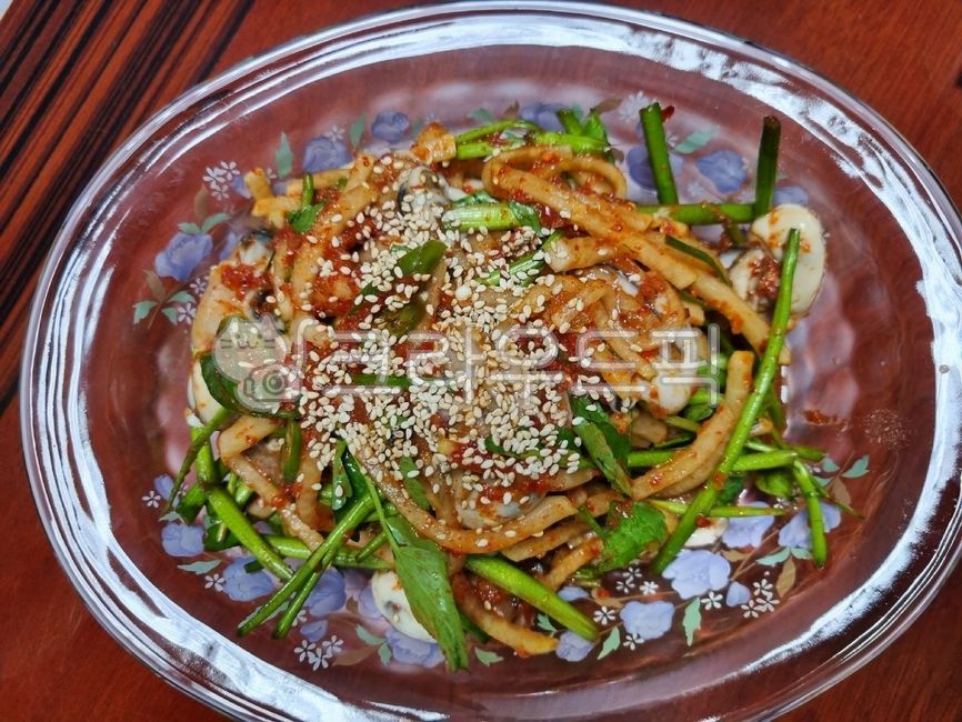 그릇,plate,유리그릇,glassware,굴무침,생굴무침,통영생굴무침,굴요리,생굴요리,통영생굴요리,driedoysters,freshseasonedoysters,tongyeongsaenggulseasonedradish,oysterdish,rawoysterdish,tongyeongrawoysterdish,무침요리,seasoneddish,koreafood,koreanfood,sesame,참깨,seasoning,양념,food,음식,cooking,요리,통깨,깨,미나리,무생채,watercelery,radishsalad