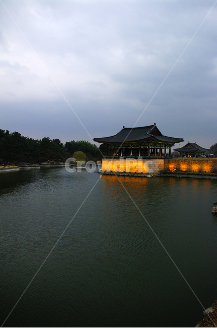 안압지,연못,경주,건축,지붕,traditional,전통,야경,밤,풍경,nightscape,night,landscape,한국전통,한국문화,korean traditional,korean culture,랜드마크,landmark,tourist attraction,한국랜드마크,한국관광지,한국명소,korea landmark,korea tourist attraction,건축물,건물외관,exterior,building,structure,architecture,construction