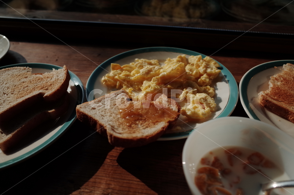 브런치,아침,조식,디저트,빵,그릇,테이블,햇살,실내