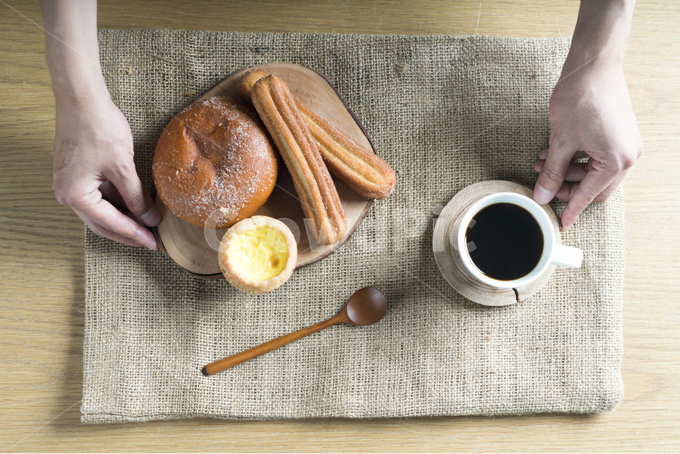 식사,음식,빵,브레드,주방,쿠킹,meal,bread,아침,런치,베이커리,부엌,식탁,food,밀가루음식,테이블웨어,나무,원목,wood,손,남자,hand,커피,coffee,morning,사람,인물,인간,human,person,신체일부,몸,body,음식,식재료,요리,food,cook,meal,dishes,food reserves,빵,bread,커피,카페,coffee,cafe,연출,컨셉,콘셉,direction,concept