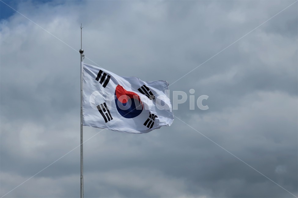 태극기,바람,국기봉,태극,건곤감리,깃봉,하늘,구름,깃발,애국,애국심