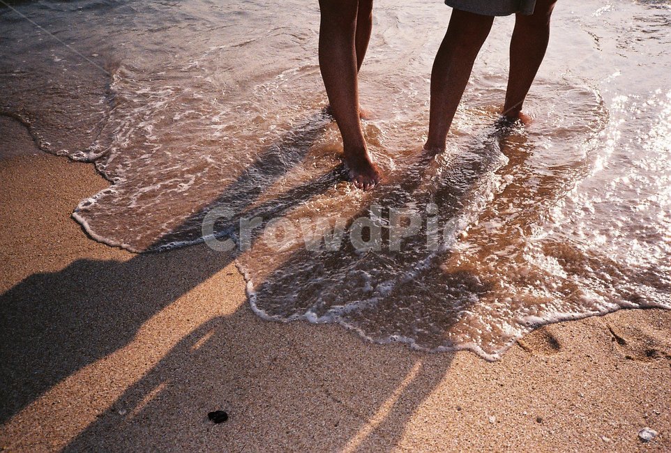 person,사람,human,인간,clothing,의류,shorts,반바지,apparel,의복,바다,sea,자연,nature,outdoors,옥외,필름,필름사진,film,해변,바다,beach,sea,신체일부,몸,body
