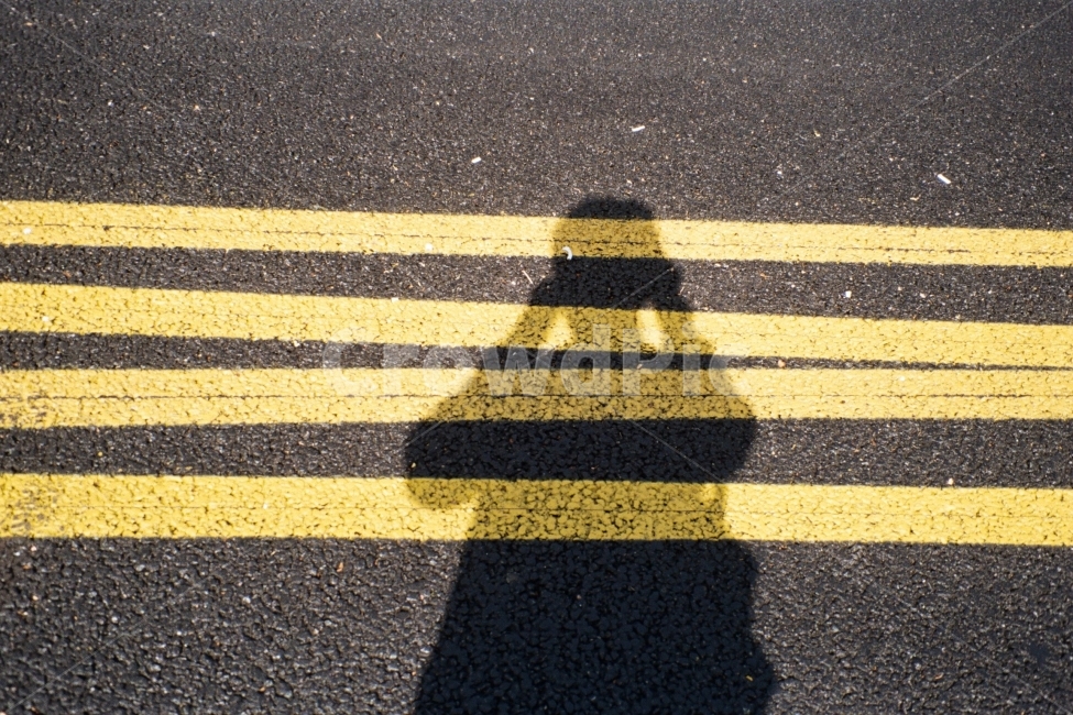 도로,셀카,노랑,선,색,사람,인물,인간,human,person,인물실루엣,사람실루엣,character silhouette,human silhouette,교통,교통수단,traffic,transportation,asphalt,아스팔트,road