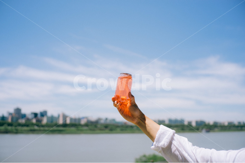 청량함,하늘,여름,푸름,주황,음료,여름,계절,summer,season,사람,인물,인간,human,person,신체일부,몸,body,음료수,drink,beverage,감성,sensible,feeling,색깔,색상,색채,색감,color sense,color sensitivity,feeling of color