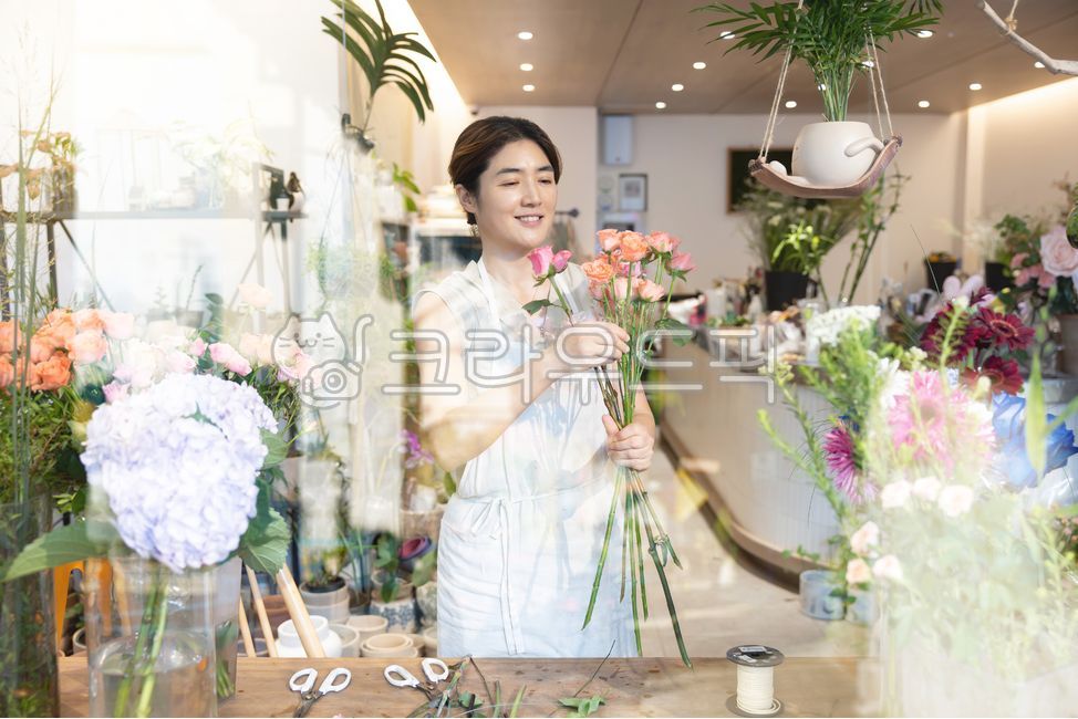 Small business,florist,business,merchant,store,home gardening,flowerpot,flower shop,plant,planterior,gardening,indoor,occupation,work,store owner,professional,Korean,flower arrangement,retail,owner,care,management,operation,face,wo