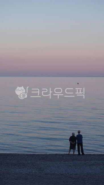 연인,두사람,노인,바다,바닷가,해변,노을,바라보다