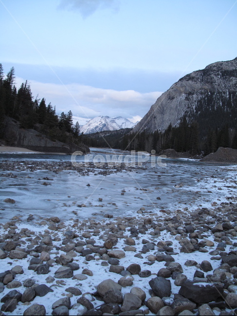 설산,강,바위,눈,나무,canada,로키산맥,rockymountains,길,요호국립공원,캐나다,yohonatioinalpark,겨울,잔디