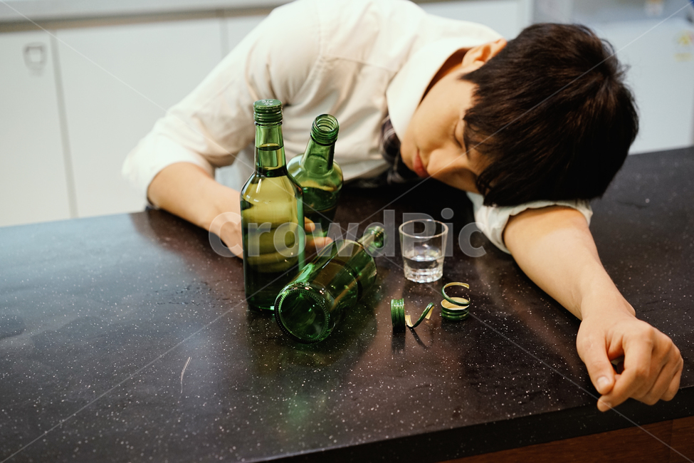 술,소주,음주,과음,남성,남자,취객,소주병,알콜,만취,사람,인물,인간,human,person,남성,남자,man,male,술,주류,alcohol