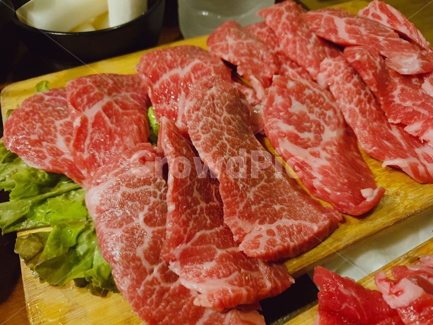 소고기,고기,날것,슬라이스,마블링고기,빨강,음식,잘라냄,지방,단백질,고급,식생활,식사,신선함,음식재료,접시,상추