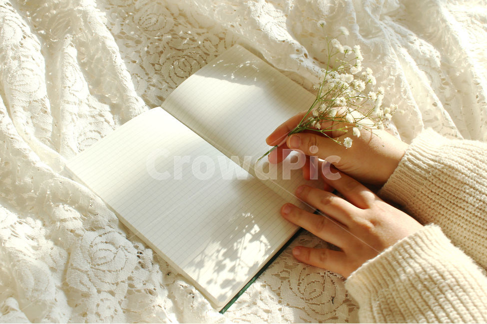 책,일기,일기장,다이어리,메모,기록,신체일부,몸,손,hand,body,diary,안개꽃,꽃,flower,레이스,꽃,flower,사람,인물,인간,human,person,신체일부,몸,body,감성,sensible,feeling,학용품,문구류,사무용품,school supplies,stationery,office supplies