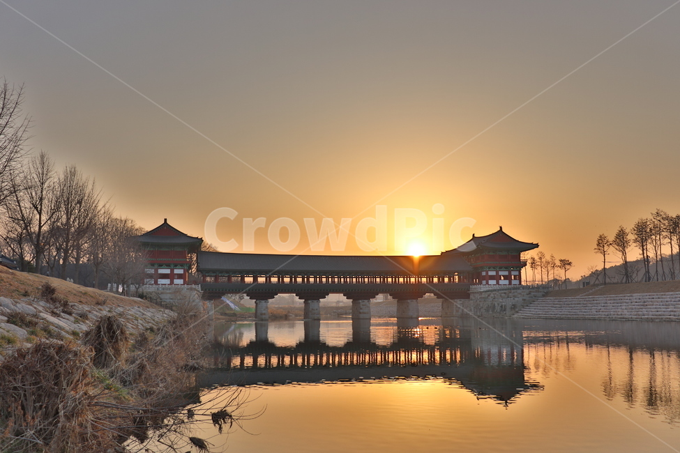경주,자연,새벽,원정교,일출,태양,다리,풍경,고화질,역광,한국전통,한국문화,korean traditional,korean culture,랜드마크,landmark,tourist attraction,한국랜드마크,한국관광지,한국명소,korea landmark,korea tourist attraction,건축물,건물외관,exterior,building,structure,architecture,construction