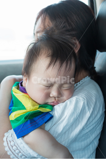 아기,아이,유아,아동,졸음,잠,수면,취침,자동차,내부,졸린,꿈나라,엄마,어머니,모자,차,승용차,가족,소중한,귀여운,작은,사랑스런,표정,남자아기,남자아이,아들,교통,사람,인물,인간,human,person,가족,패밀리,family,영유아,아기,애기,아이,infants,baby