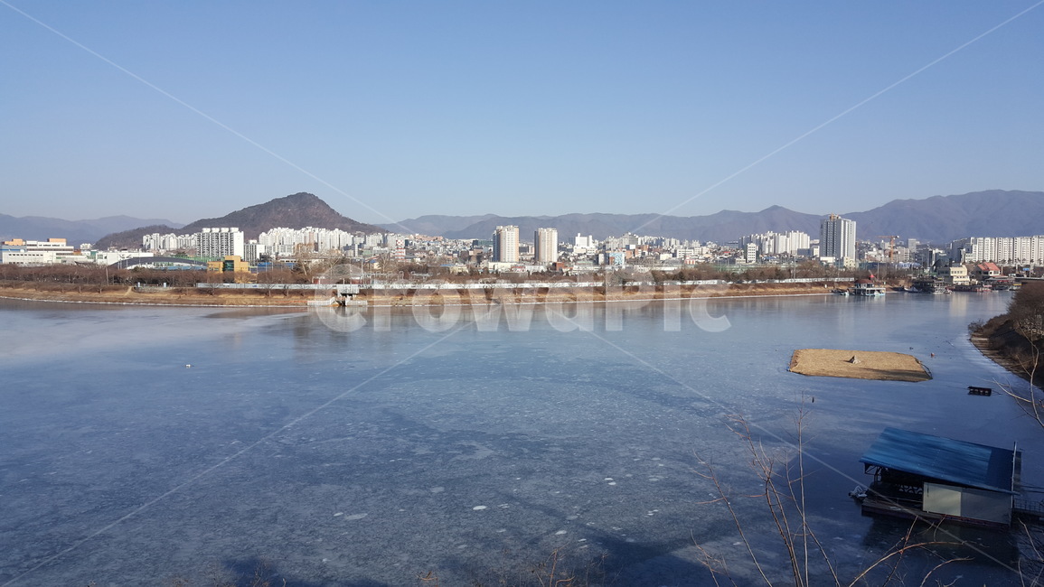 호수,겨울호수,겨울,공지천,춘천,춘천공지천,얼음,언호수,얼어버린공지천,겨울공지천,풍경,자연,추위,낭만,관광,유원지,관광지,겨울,계절,winter,season,도시,풍경,city,landscape,한국도시풍경,한국도시경관,korea cityscape,nature,water,물,outdoors,옥외