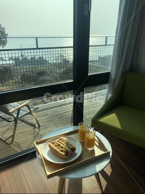 햇살,핫도그,오렌지주스,조식,오션뷰,바다