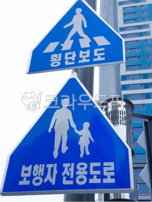 symbol,crosswalk,pedestrianonly road,sign,traffic sign