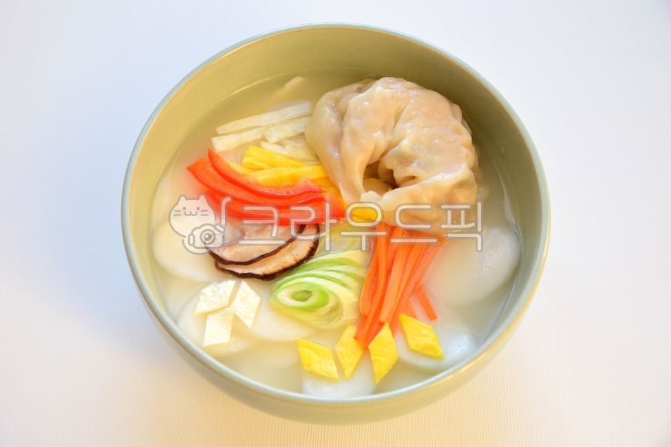 떡국,떡,가래떡,떡국떡,계란,지단,계란지단,고명,버섯,파,파프리카,당근,설,설날,명절,설날음식,설음식,음식,전통음식,새해,한국전통,식재료,요리,한식,한국음식,한국요리,만두,만두국,떡만두국,식사,사발,그릇,웰빙,웰빙음식,쌀떡,흰떡,국물,채소,koreanculture,koreanfood,food,foodreserves,koreanmeal,koreancook,koreandishes,dishes,rice,ricecake,ricecakesoup,soup,holidayfood,설날사진공모전