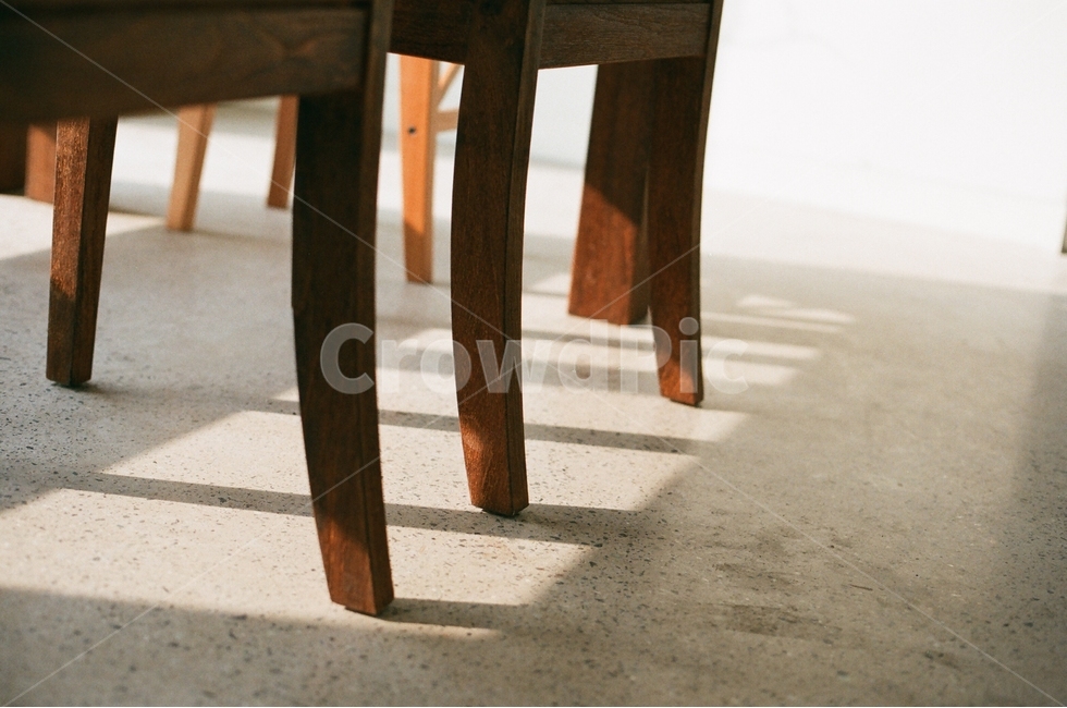 의자,의자다리,chair,햇빛,햇살,낮,따뜻한,그림자,나무의자,필름사진,인테리어,실내디자인,interior design
