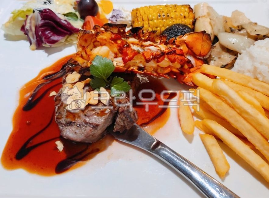 white rice,salad,steak,corn,beef,cow,sauce,vegetable,cone,Potato,corner,potato,ingredients,cooking,mushroom,roast,garlic,cook,restaurant,lobster,Garlic Flakes,rice,food,meal,knife,French fries,dish,meat,course meal,mukbang