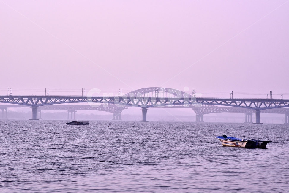다리,교각,한강,한강대교,배,물,강물,water,river,bridge,철교,배한척,배경,바탕,백그라운드,야외,옥외,outdoor,연보라색,건축물,ship
