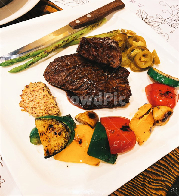 스테이크,음식,요리,플레이팅,먹다,맛있는,야채,steak,food,cook,dish,plating,eating,delicious,vegetable,음식,식재료,요리,food,cook,meal,dishes,food reserves,육류,고기,meat,양식,서양음식,서양요리,western food,western dishes,western meal,western cook