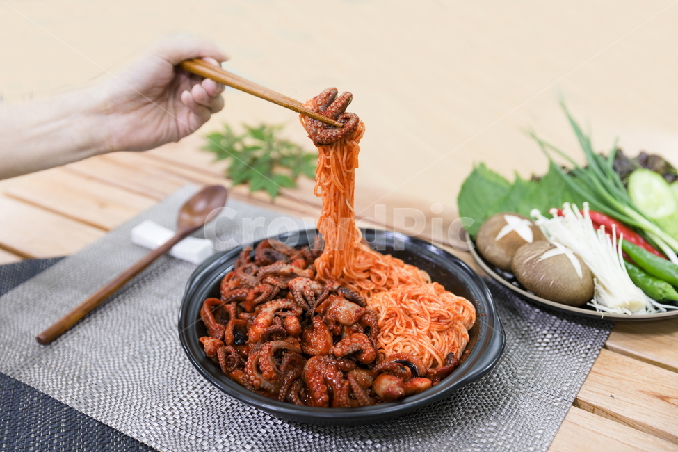 주꾸미,요리,다이어트,매운음식,식기류,건강식,조리법,그릇,테이블,식사,맛있다,먹다,별미,낙지,문어,맵다,짜다,준비,숟가락,식탁,붉다,해산물,바다요리,재료,배고프다,무침,볶음,식당,밥,볶다,젓가락,매콤하다,양념,국수,술안주,사람,인물,인간,human,person,신체일부,몸,body,음식,식재료,요리,food,cook,meal,dishes,food reserves,면류,면요리,noodles,한식,한국음식,한국요리,korean food,korean dishes,korean meal,korean cook