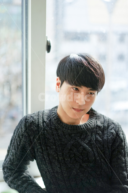 남성,남자,창문,창가,표정,감정,스웨터,니트,사람,인물,인간,human,person,남성,남자,man,male