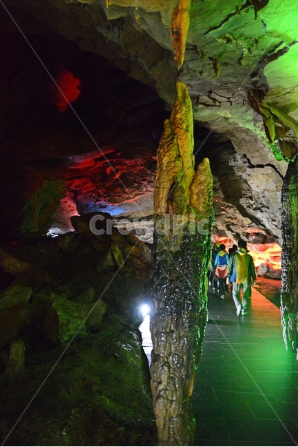 human,인간,person,사람,cave,동굴,nature,자연,landscape,경치,outdoors,옥외,scenery,풍경,중국,장가계,황룡동굴,불빛,야경,동굴야경,석순,석주