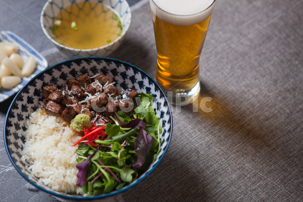 스테이크덮밥,스테이크,새싹,음식,덮밥,일식,한식,퓨전,맥주,맥주잔,생맥주,술,음식,식재료,요리,food,cook,meal,dishes,food reserves,술,주류,alcohol