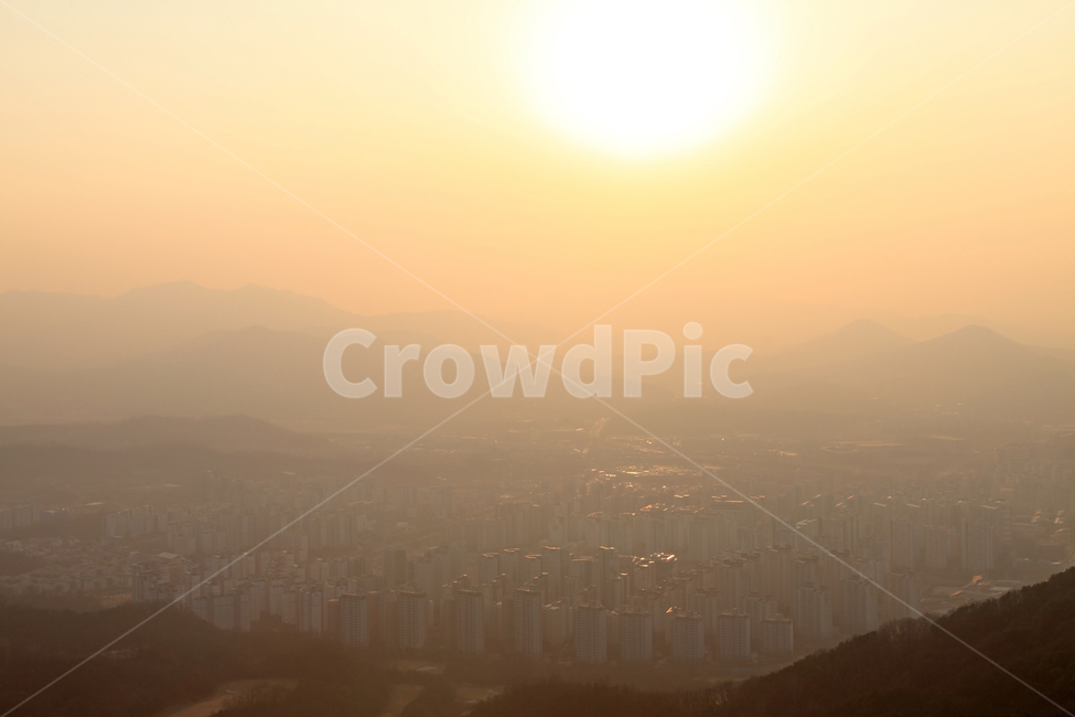 미세먼지,스모그,황사,환경오염,환경,오염,대기,대기오염,공기,공기오염,공해,안개,미세,먼지,초미세,초미세먼지,날씨,대기질,하늘,배경,백그라운드,도시,도심,아파트,아파트단지,단지,주택,주택가,집,빌딩,부동산,풍경,도시풍경,건강,환경문제,뿌연,뿌연날씨,뿌연날,답답한,사회문제,사회,문제,호흡,중금속,비상,생활,중국발,빛,햇빛,해,태양,노을,자외선,한국,도시,풍경,city,landscape,한국도시풍경,한국도시경관,korea cityscape,nature,자연