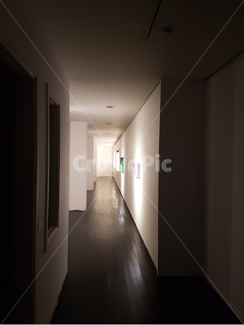 흰건물,하얀벽,빛,햇빛,복도,인테리어,실내디자인,interior design