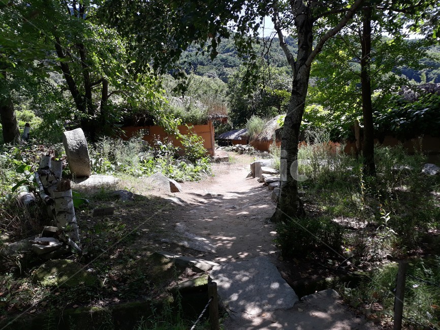 outdoors,옥외,시골길,감성,잔잔함,고요함,초가집,자연