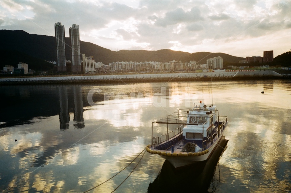 노을,배,강,해질녘,도심,도시,풍경,city,landscape,한국도시풍경,한국도시경관,korea cityscape,transportation,교통,watercraft,선박,vessel,용기,vehicle,차량,boat,보트