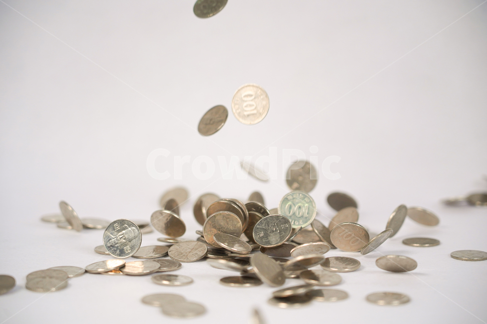 돈,동전,원화,화폐,현금,캐쉬,투자,은행,부자,떨어짐,money,coin,금액,경제,보험,주식,수입,가치,산업,적금,적립,한국,자산,십원,오백원,재무,급여,소득,금융,돈,finance,banking,money