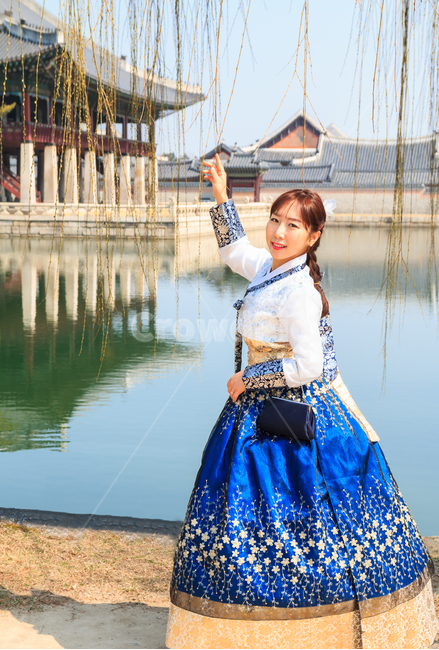 경복궁,경회루,한복,여성,패션,전통,복장,의복,비단,실크,연못,궁전,궁궐,문화,문화유산,유적,풍경,경치,봄,나뭇가지,고운,자태,아름다운,우아한,건물,건축,기와,기와지붕,고궁,한국전통,한국문화,korean traditional,korean culture,한복,한국전통의상,hanbok,korean traditional clothes,랜드마크,landmark,tourist attraction,한국랜드마크,한국관광지,한국명소,korea landmark,korea tourist attraction,사람,인물,인간,human,person,여성,여자,woman,female,lady