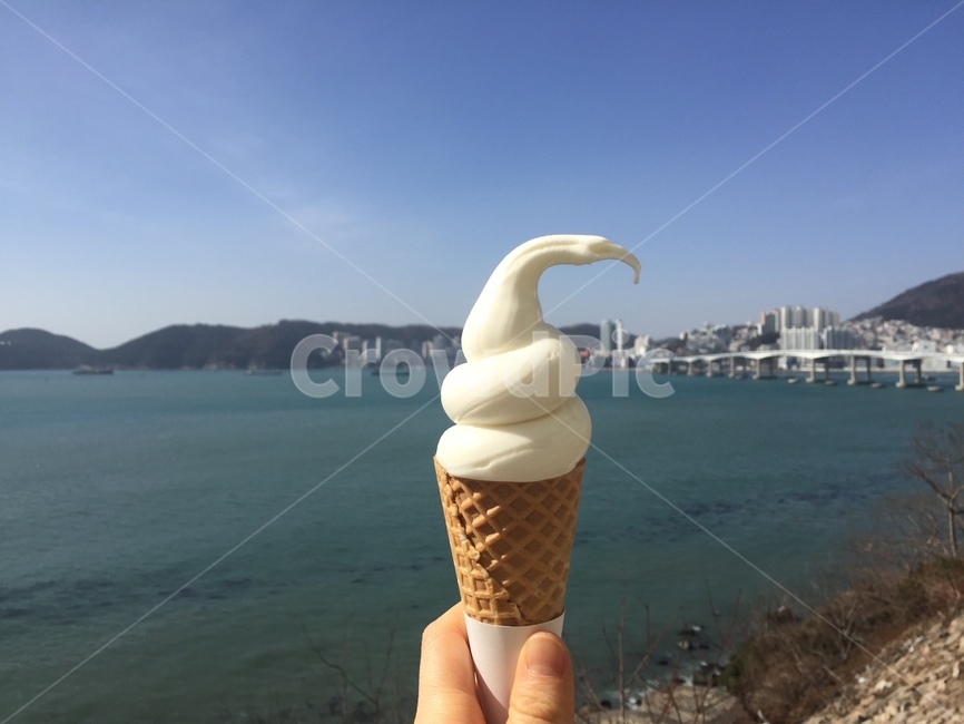 아이스크림단독샷,아이스크림콘,바닐라아이스크림,바다,아이스크림,음식,식재료,요리,food,cook,meal,dishes,food reserves,디저트,간식,후식,dessert,snack
