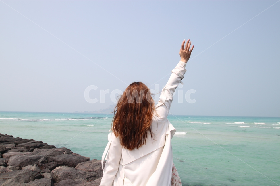 제주도,제주도여행,제주도풍경,휴가지,현무암,바다,제주도바다,여성,인간,인물,뒷모습,여자뒷모습,애매랄드바다,하늘,여행지,한국제주도,한국,해안가,jejudo,jejuisland,travel,trip,tour,koreasea,여름바다,봄바다,제주도봄,제주,제주도풍경,제주풍경,바다풍경,사람,인물,인간,human,person,여성,여자,woman,female,lady