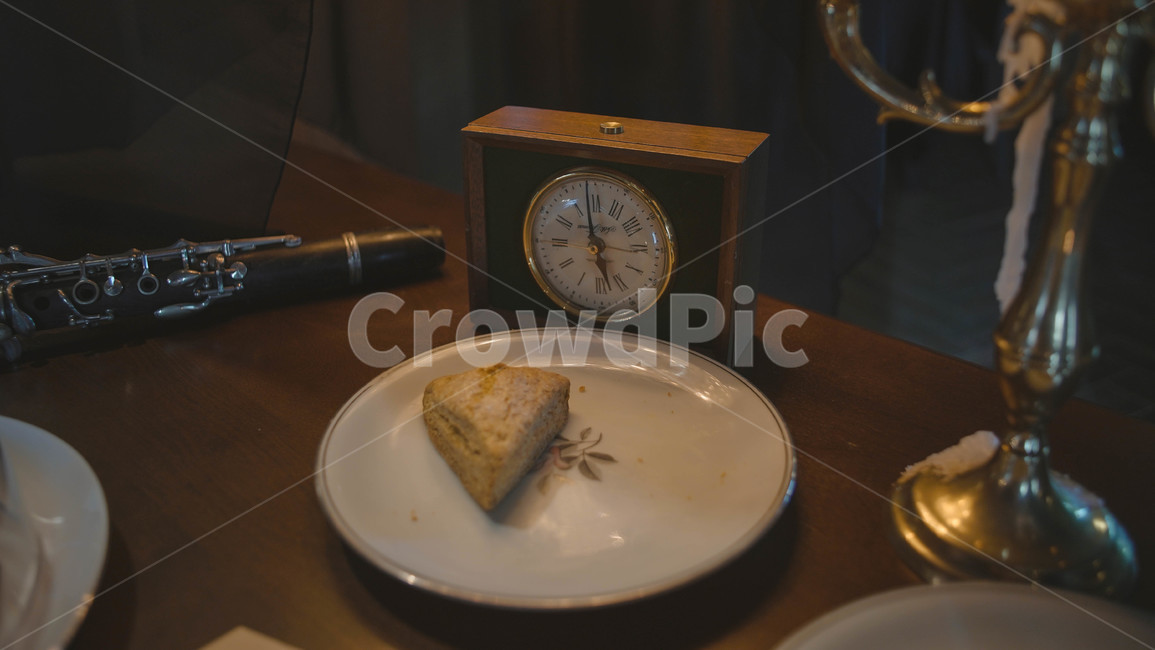 시계,클라리넷,빵,디저트,테이블,접시,음식,식재료,요리,food,cook,meal,dishes,food reserves,빵,bread,디저트,간식,후식,dessert,snack