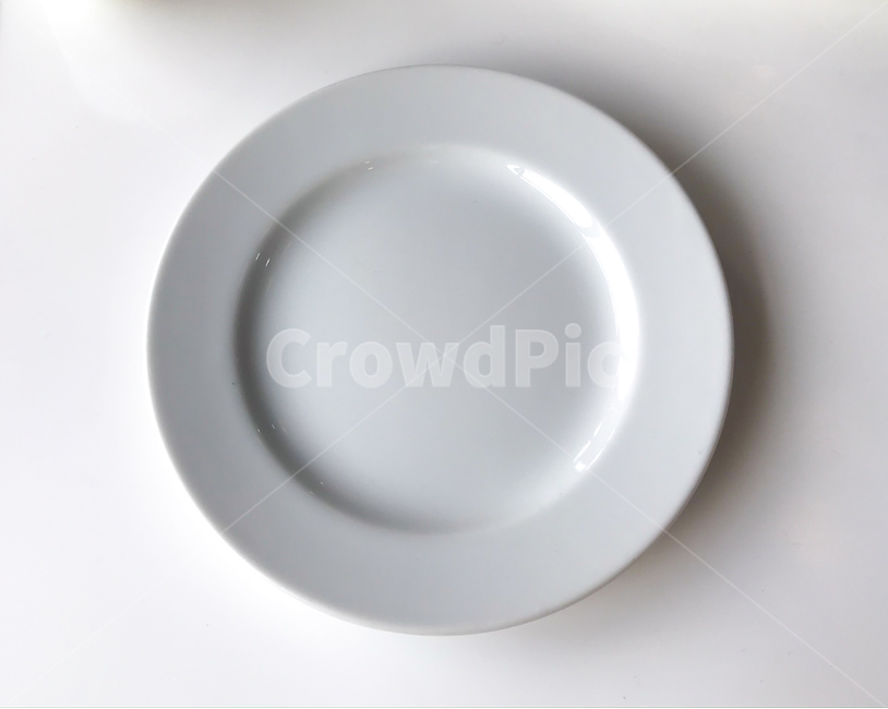 그릇,접시,도자기,흰색,깨끗한,깔끔한,비어있는,pottery,porcelain,식기,dish,테이블,식탁,레스토랑,식당,plate,white,clean,table,restaurant,empty,사물,물건,오브젝트,thing,object,matter