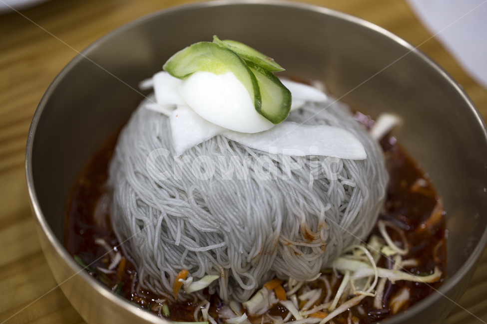 냉면,여름,국수,면,음식,요리,얼음,육수,계란,고명,고기,한식,누들,국물,겨자,야채,비빔냉면,양념장,소스,물냉면