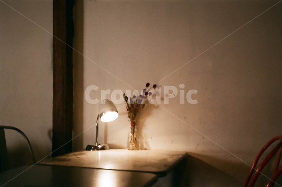 카페,전등,꽃,꽃병,감성,필름,필름카메라,필름사진,탁자,감성,sensible,feeling,인테리어,실내디자인,interior design