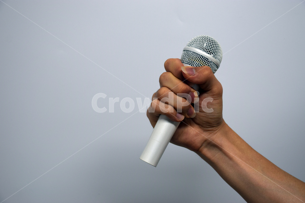 마이크,방송,엔터테인먼트,라디오,녹음,연설,인터뷰,보도,언론,매체,비즈니스,비지니스,강연,목소리,음악,소리,뮤지컬,기술,노래방,가수,사람,인물,인간,human,person,신체일부,몸,body,사물,물건,오브젝트,thing,object,matter,악기,음향기기,musical instrument,musical equipment