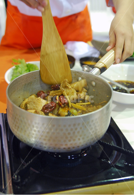 요리,요리사,쉐프,음식,고기,찜,요리장면,요리하는,조리,조리하는,손,주방,사람,재료,식재료,음식재료,요리재료,손동작,동작,제스처,과정,요리과정,장면,식당,레스토랑,후라이팬,프라이팬,주걱,도구,요리도구,생활,주방,키친,부엌,주방용품,요리도구,kitchen,kitchenware,cookroom,cookingutensil