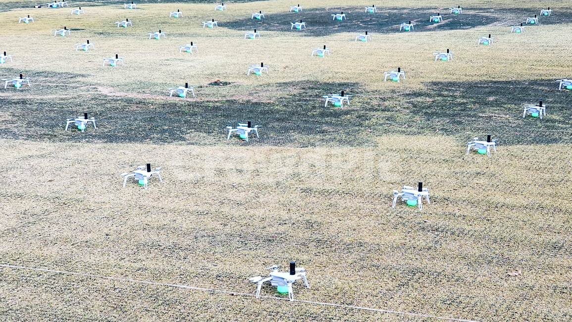 드론,무인항공기,바닥,잔디밭,퍼포먼스,비행,착륙,비행체,비행물체,무선조종,무선,무인기,기술,첨단기술