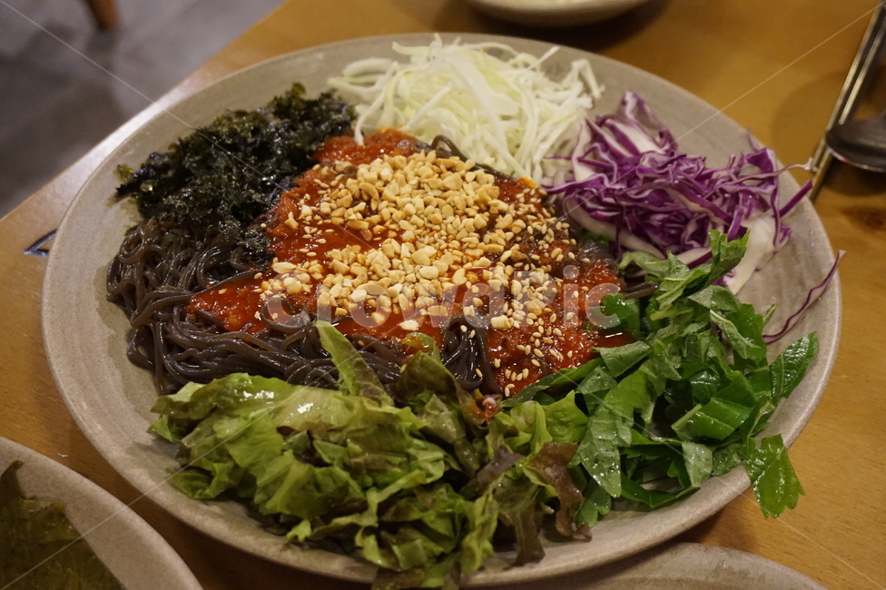 막국수,알록달록,메밀면,비빔면,족발막국수,야채,양배추,상추,화려한,한국요리,한식,족발,noodle,색감,맛있는,매콤달콤,매콤한,톡쏘는,양념장,막국수양념