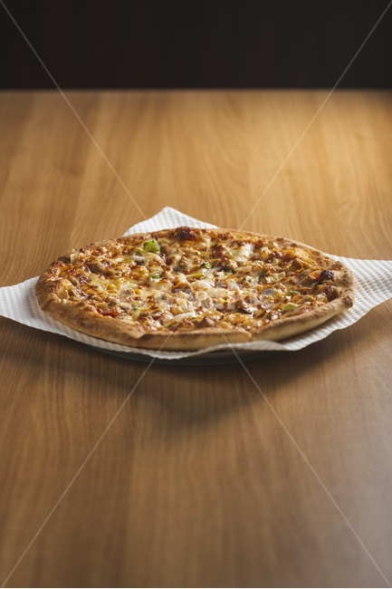 피자,피자한판,한판피자,치즈,콤비네이션피자,콤비네이션,pizza,나무테이블,combination,음식,식재료,요리,food,cook,meal,dishes,food reserves,양식,서양음식,서양요리,western food,western dishes,western meal,western cook