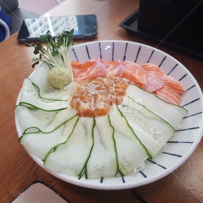 일본음식,연어덮밥,덮밥,japanesefood,salmon,abowlofricetoppedwithsalmon